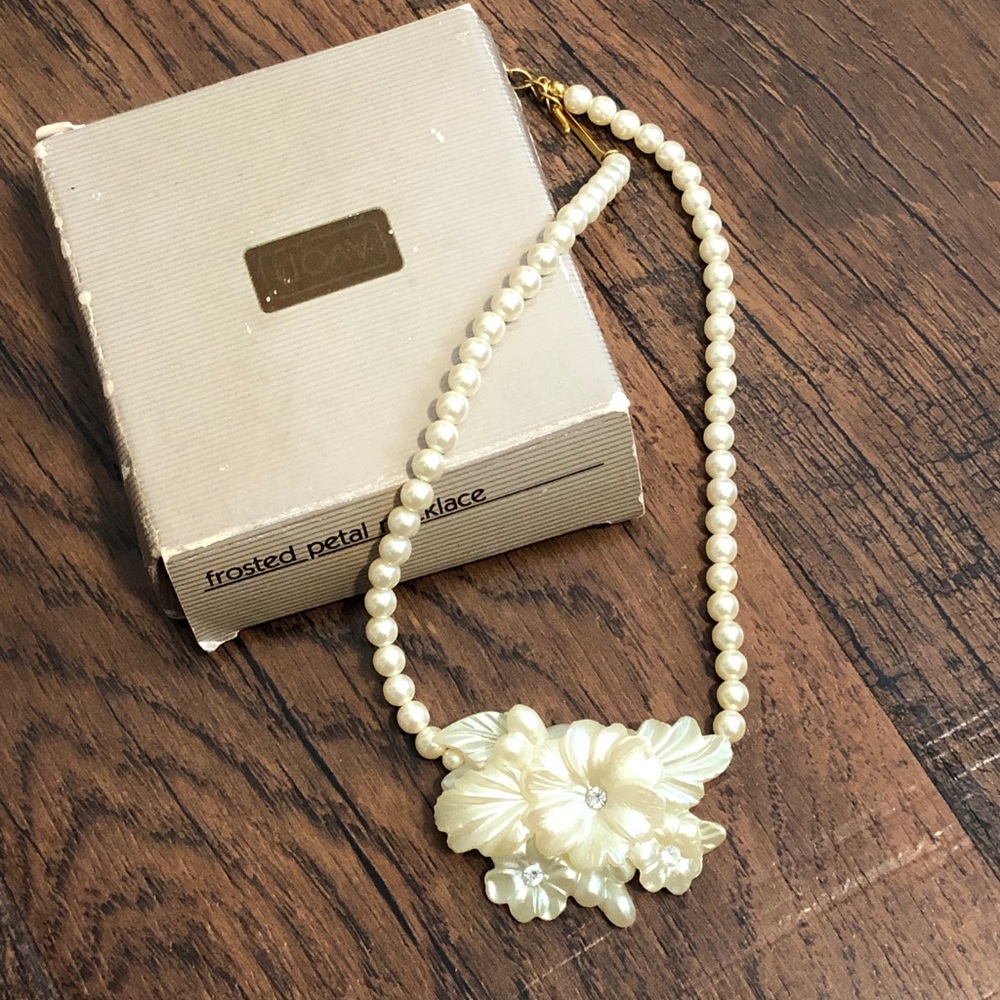Vtg 1991 Avon Frosted Petal Necklace Flower Pearl